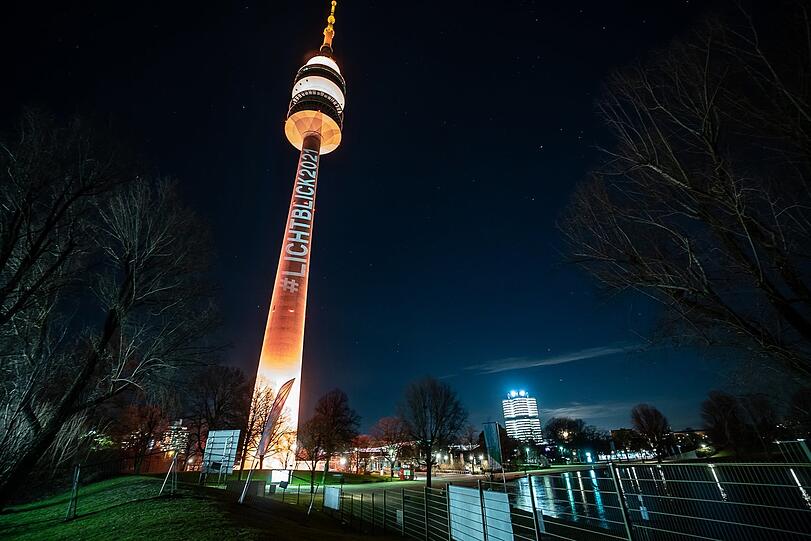 Der Olympiaturm funkelt - und erinnert an die Veranstaltungsbranche.