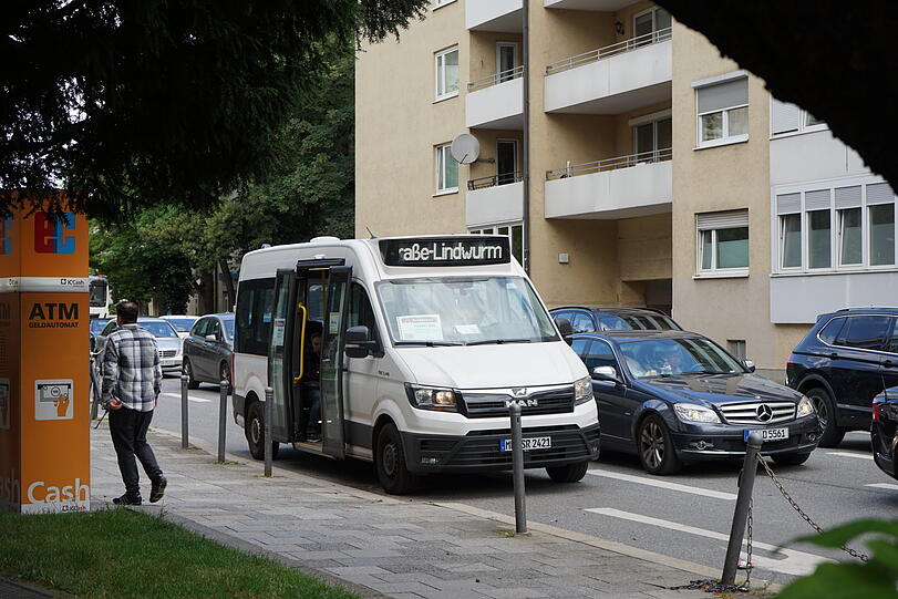 Stehen dem Autoverkehr an der Poccistraße im Weg - und warten, meist vergeblich, auf Fahrgäste: die Shuttlebusse der Deutschen Bahn.