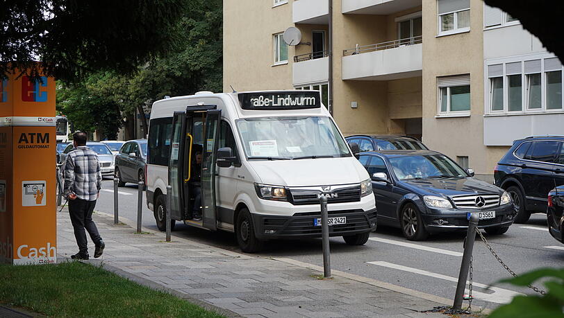 Stehen dem Autoverkehr an der Poccistraße im Weg - und warten, meist vergeblich, auf Fahrgäste: die Shuttlebusse der Deutschen Bahn. Stehen dem Autoverkehr an der Poccistraße im Weg - und warten, meist vergeblich, auf Fahrgäste: die Shuttlebusse der Deutschen Bahn.