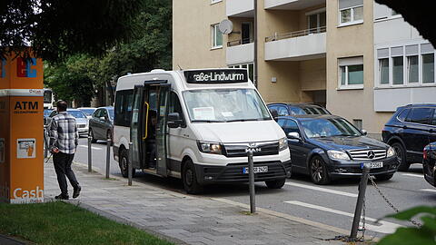 Stehen dem Autoverkehr an der Poccistraße im Weg - und warten, meist vergeblich, auf Fahrgäste: die Shuttlebusse der Deutschen Bahn.
