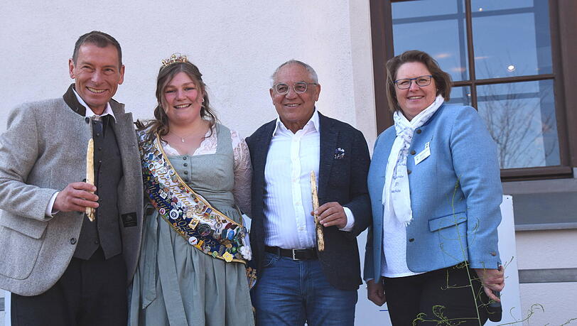 v. l. BR-Moderator Markus Othmer, Schrobenhauser Spargelkönigin Elisabeth IV., Ex-Bayern-Trainer Felix Magath und die erste Vorsitzende des Spargelerzeugerverbandes Südbayern Claudia Westner.