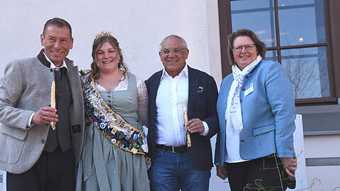 v. l. BR-Moderator Markus Othmer, Schrobenhauser Spargelkönigin Elisabeth IV., Ex-Bayern-Trainer Felix Magath und die erste Vorsitzende des Spargelerzeugerverbandes Südbayern Claudia Westner.