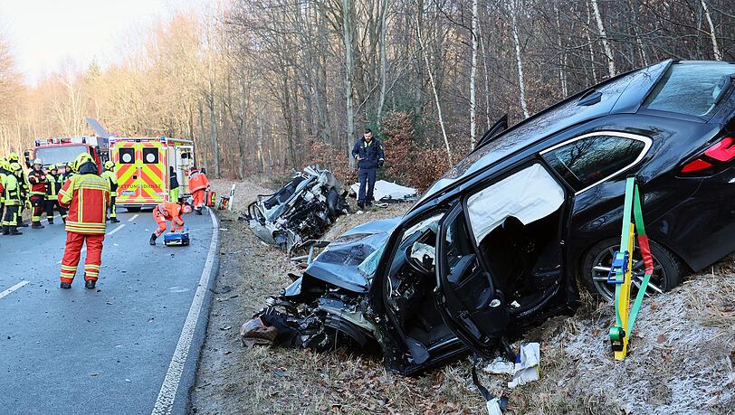 Beide Autos wurden bei dem schweren Unfall bei M&ouml;nchberg im Kreis Miltenberg stark demoliert.