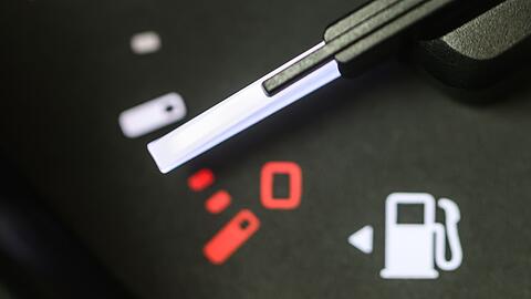 Wer tanken muss, zahlt im Schnitt &uuml;ber zwei Euro. (Archivbild)