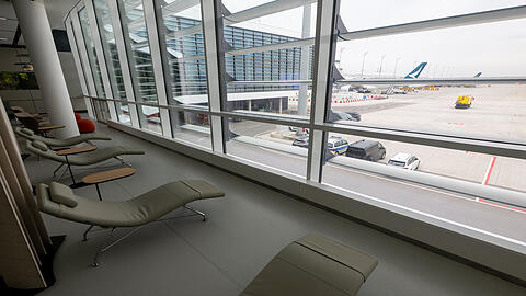 Der Gateway-Bereich im neuen Erweiterungsbau am M&uuml;nchner Flughafen. Hier k&ouml;nnen Passagiere die Fu&szlig;e hochlegen und aufs Vorfeld blicken.