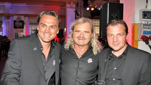 Das Nürnberger Eishockey-Dreigestirn: Thomas Sabo, eingerahmt von Sportdirektor Lorenz Funk junior (links) und Cheftrainer Andreas Brockmann. Das Nürnberger Eishockey-Dreigestirn: Thomas Sabo, eingerahmt von Sportdirektor Lorenz Funk junior (links) und Cheftrainer Andreas Brockmann.
