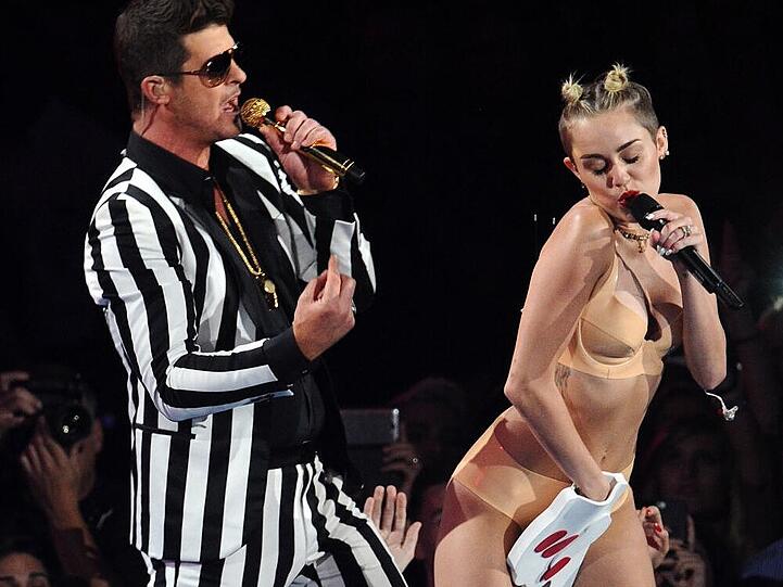 Sexy oder skandalös? Miley Cyrus entledigt sich mit Hilfe von Robin Thicke ihres Teenie-Images