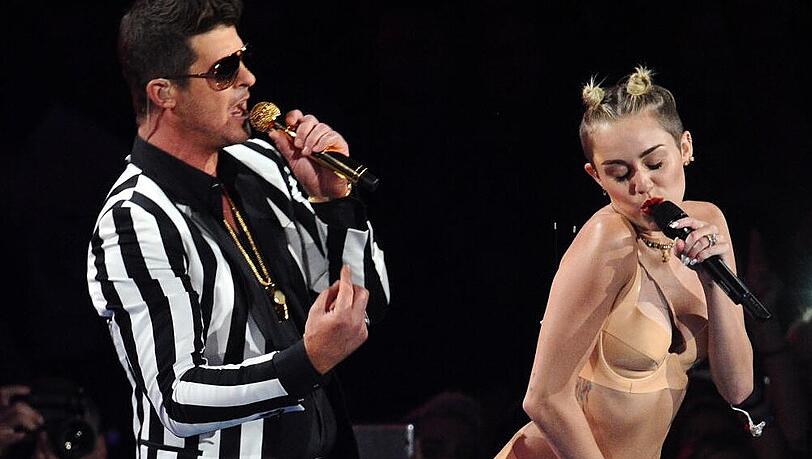 Sexy oder skandalös? Miley Cyrus entledigt sich mit Hilfe von Robin Thicke ihres Teenie-Images Sexy oder skandalös? Miley Cyrus entledigt sich mit Hilfe von Robin Thicke ihres Teenie-Images
