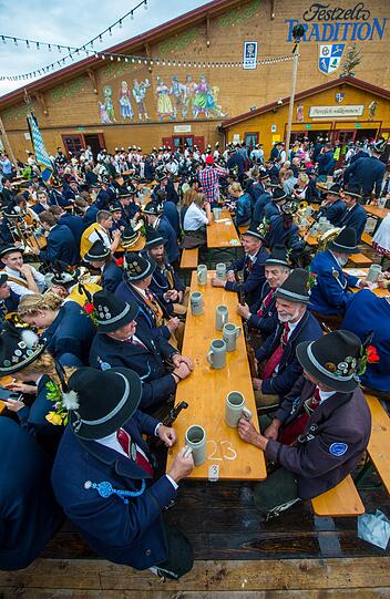 Trotz Nieselwetters rollten rund 40 Festwagen und Kutschen in dem sieben Kilometer langen Zug mit - und die Trachtler aus der ganzen Welt hatten dabei beste Laune.