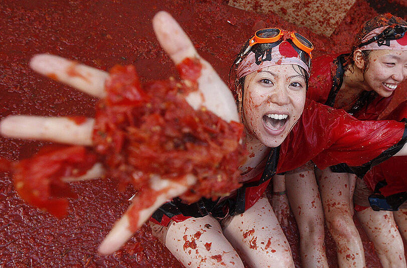 Fehlt noch Mozzarella - Tomaten sind schon drauf: "La Tomatina", die traditionelle Tomatenschlacht in der ostspanischen Kleinstadt Bunol, lockt jedes Jahr Tausende an.