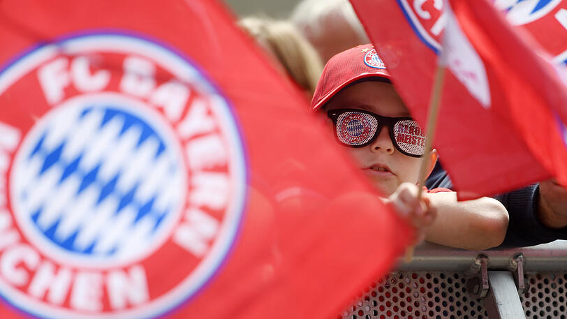 Der FC Bayern und die Fans feiern die 28. Deutsche Meisterschaft: Die Bilder vom Marienplatz in München.