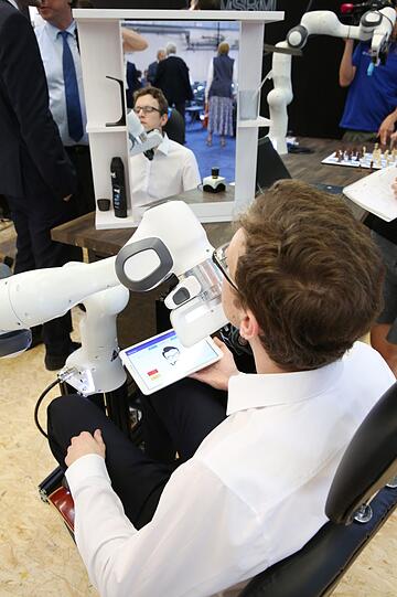 Luft anhalten: Der "Barbier-Roboter" unterstützt Menschen mit körperlicher Einschränkung beim Rasieren.