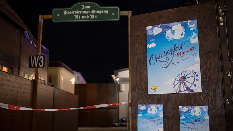 Bei einem Streit auf dem Münchner Oktoberfest ist ein Mann tödlich verletzt worden. Die Fahndung nach dem Täter läuft. Die Polizei sucht Zeugen, die den Streit im Augustiner-Zelt beobachtet haben. Bei einem Streit auf dem Münchner Oktoberfest ist ein Mann tödlich verletzt worden. Die Fahndung nach dem Täter läuft. Die Polizei sucht Zeugen, die den Streit im Augustiner-Zelt beobachtet haben.