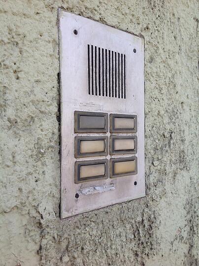 Ein Klingelschild - verwittert und längst ohne Namen.