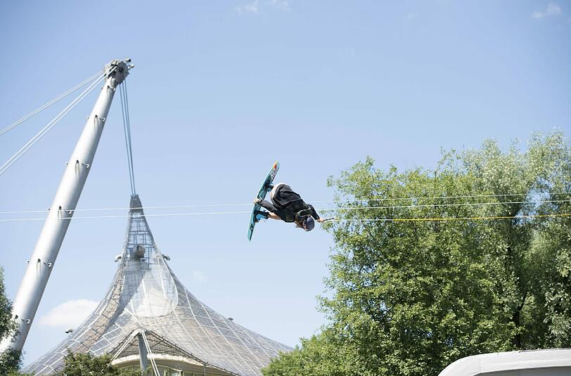 Hoch hinaus geht's am Wochenende im Olympiapark: Die internationale "Big Air"-Elite zwirbelt beim Munich Mash wieder waghalsige Stunts durch die Lüfte.