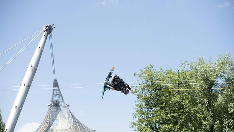 Hoch hinaus geht's am Wochenende im Olympiapark: Die internationale "Big Air"-Elite zwirbelt beim Munich Mash wieder waghalsige Stunts durch die Lüfte. Hoch hinaus geht's am Wochenende im Olympiapark: Die internationale "Big Air"-Elite zwirbelt beim Munich Mash wieder waghalsige Stunts durch die Lüfte.