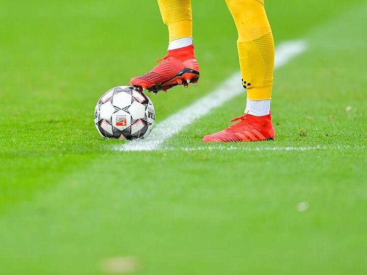 Ein Fußball-Spiel. Foto: Uwe Anspach/dpa/Symbolbild