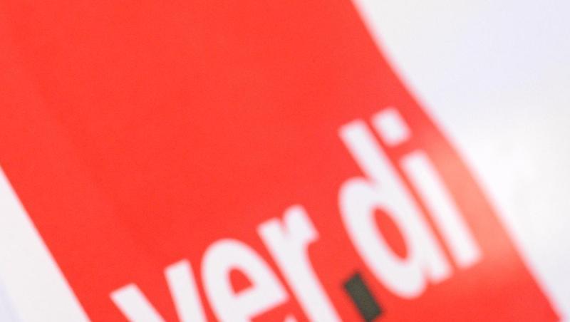 Ein Mann bei einem Warnstreik vor dem roten Verdi-Logo. Foto: Patrick Seeger/Archivbild Ein Mann bei einem Warnstreik vor dem roten Verdi-Logo. Foto: Patrick Seeger/Archivbild