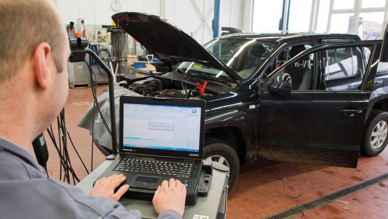 In einer Werkstatt wird bei einem Dieselfahrzeug ein Software-Update geladen. In einer Werkstatt wird bei einem Dieselfahrzeug ein Software-Update geladen.