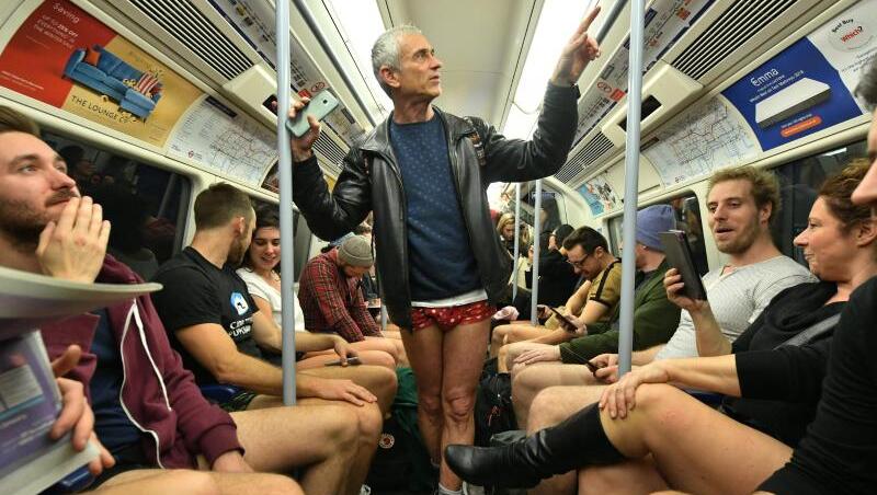 Ohne Hosen in der Londonder U-Bahn. Ohne Hosen in der Londonder U-Bahn.
