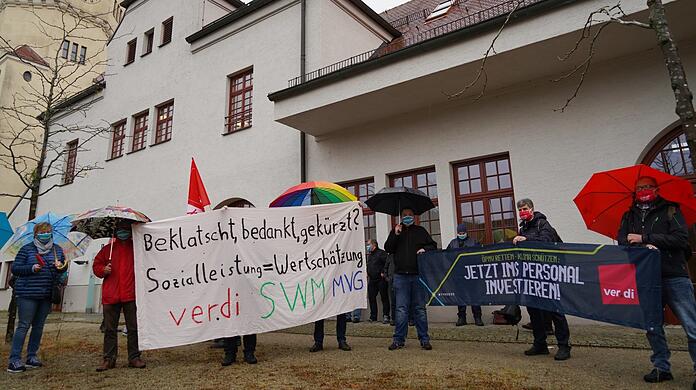 Drinnen tagt die SWM-Aufsichtsratssitzung, draußen vor der Gaszählerwerkstatt protestieren Mitarbeiter gegen Sparmaßnahmen.