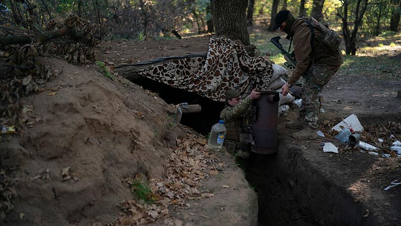 Ukrainische Soldaten überprüfen Mitte Oktober die von russischen Soldaten ausgehobenen Schützengräben bei Cherson.