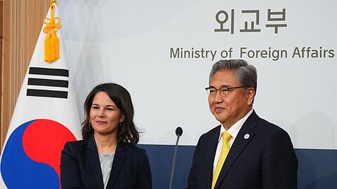 Außenministerin Annalena Baerbock und ihr südkoreanischer Amtskollege Park Jin in Seoul.