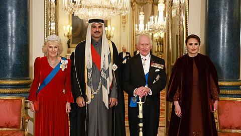 Königin Camilla und König Charles gemeinsam mit Emir Tamim bin Hamad Al Thanis und Ehefrau Sheika Jawaher.