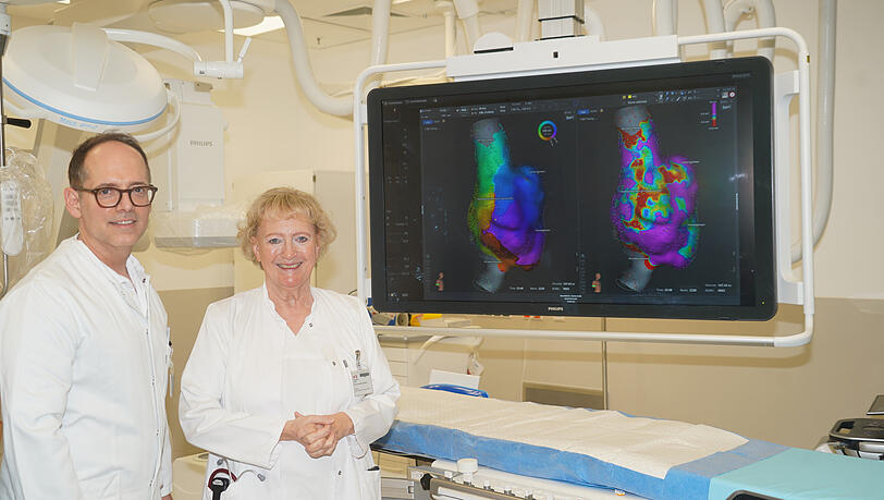 Florian Straube (leitender Oberarzt) und Ellen Hoffmann (Chefärztin) zeigen die neueste Technik in den vier Herzkatheterlaboren. Detaillierte 3-D-Ansichten erleichtern die Eingriffe. 	Fotos: Daniel von Loeper