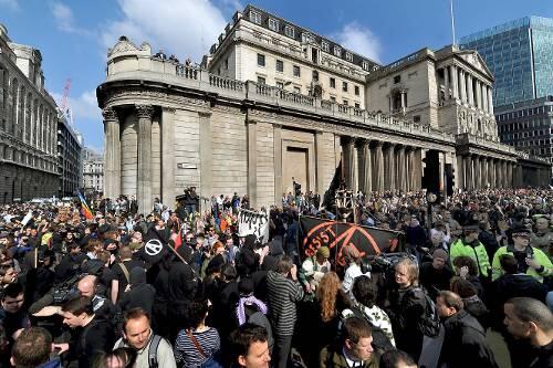 Zehntausende protestieren auf den Straßen Londons gegen den Gipfel.