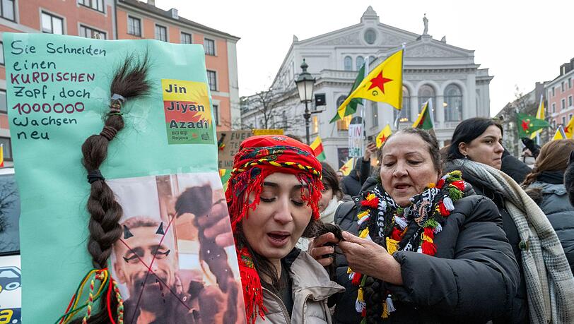 Teilnehmer der M&uuml;nchner Kundgebung gegen das milit&auml;rische Vorgehen der syrischen &Uuml;bergangsregierung gegen das autonom verwaltete Kurdengebiet im Norden des arabischen Landes.