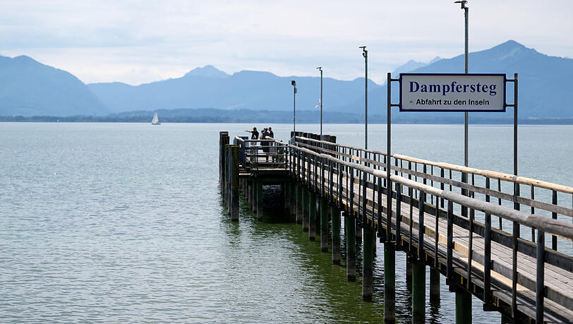 Anfang Juni: der Dampfersteg in Seebruck am Chiemsee.