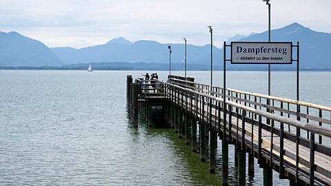 Anfang Juni: der Dampfersteg in Seebruck am Chiemsee.
