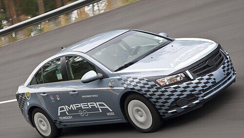 Prototyp des Opel Ampera, hier noch in der Karosse des Chevrolet Cruze unterwegs Prototyp des Opel Ampera, hier noch in der Karosse des Chevrolet Cruze unterwegs