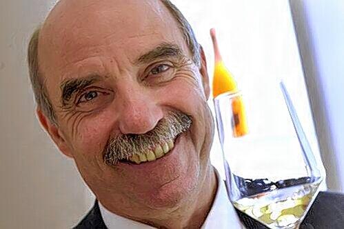 Artur Steinmann, Präsident des fränkischen Weinbauverbands, denkt über neue Verpackungen nach.