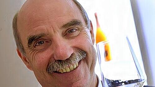 Artur Steinmann, Präsident des fränkischen Weinbauverbands, denkt über neue Verpackungen nach. Artur Steinmann, Präsident des fränkischen Weinbauverbands, denkt über neue Verpackungen nach.