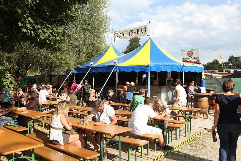 Münchens beliebtes Sommerfestival läuft wieder. Am Mittwoch wurde das Tollwood 2011 eröffnet. Impressionen von Tag 1.
