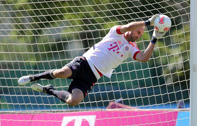 Impressionen aus dem Bayern-Trainingslager: Am Montag trainierten Claudio Pizarro und Arjen Robben individuell auf dem Nebenplatz, während der Rest des Kaders gemeinsam schwitzte. Jupp Heynckes leitete die Einheit trotz seines am Vortag erlittenen Faserrisses und auch Matthias Sammer streunte wie gewohnt mit skeptisch-konzentriertem Blick über das Trainingsgelände - sehen Sie hier die Bilder.