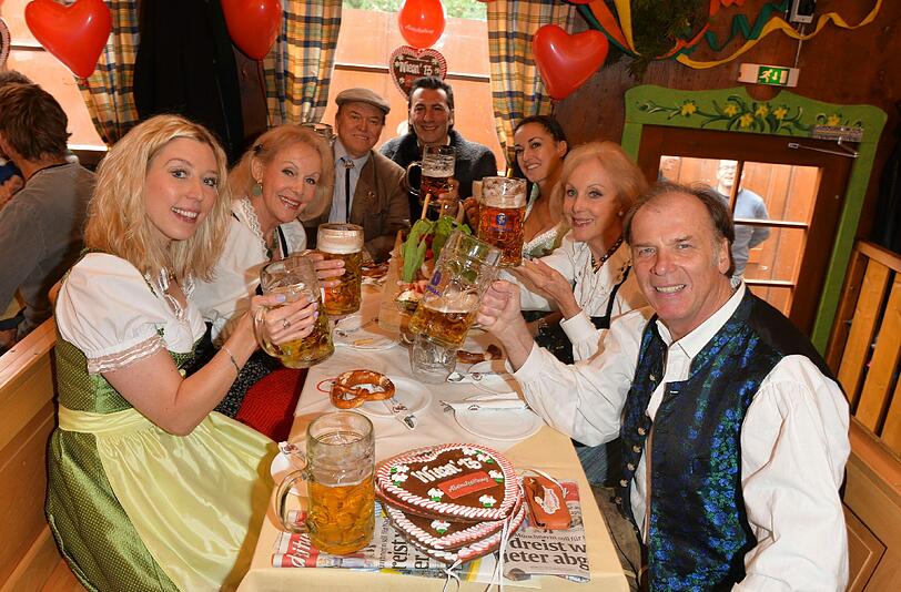 Ein Gaudi-Tisch in Reinbolds Schützenfestzelt (v. l.): Kimberly Hoppe, Ellen Kessler, Heinz Winkler, Ugo Crocamo mit seiner Melanie, Alice Kessler und Wolfgang Fierek.