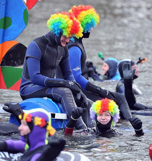 Mehr als 2000 Teilnehmer schwammen rund vier Kilometer bei Temperaturen um den Gefrierpunkt durch die Donau - die Bilder.