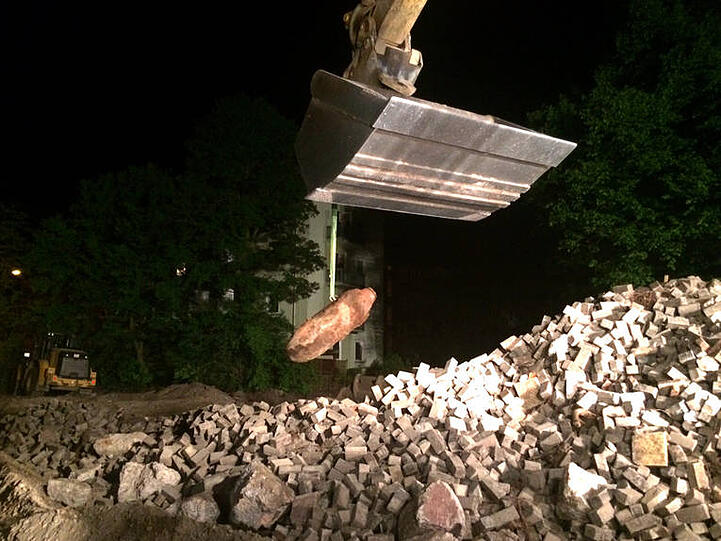 Da ist das Ding! Ein Bagger hebt die Bombe aus dem Zweiten Weltkrieg aus der Grube. Hannover atmet auf.