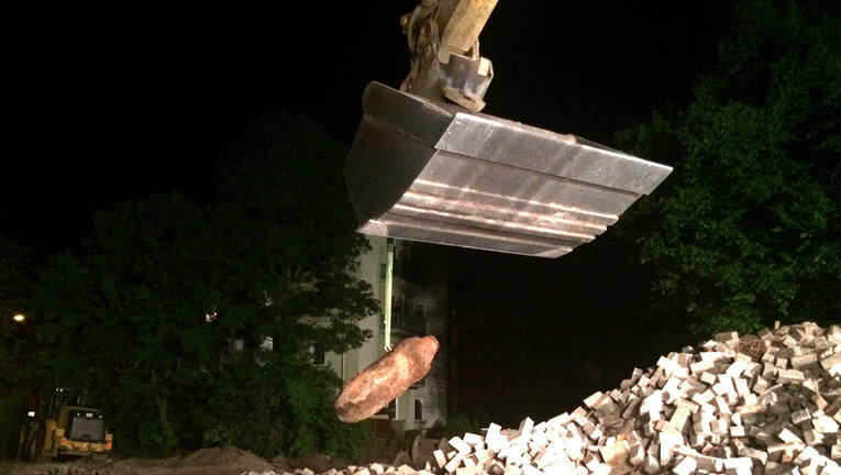 Da ist das Ding! Ein Bagger hebt die Bombe aus dem Zweiten Weltkrieg aus der Grube. Hannover atmet auf. Da ist das Ding! Ein Bagger hebt die Bombe aus dem Zweiten Weltkrieg aus der Grube. Hannover atmet auf.