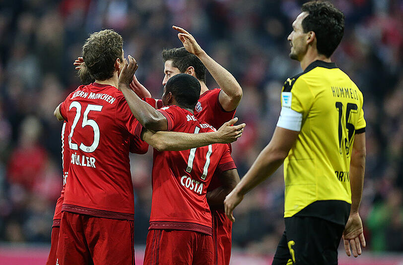 Frust bei BVB-Kapitän Maths Hummels (vorne rechts) angesichts der Überlegenheit des FC Bayern.