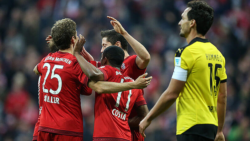 Frust bei BVB-Kapitän Maths Hummels (vorne rechts) angesichts der Überlegenheit des FC Bayern. Frust bei BVB-Kapitän Maths Hummels (vorne rechts) angesichts der Überlegenheit des FC Bayern.