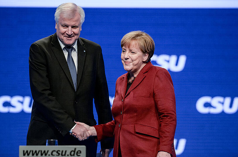 Szenen einer Polit-Ehe: Bundeskanzlerin Angela Merkel auf dem CSU-Parteitag in München.