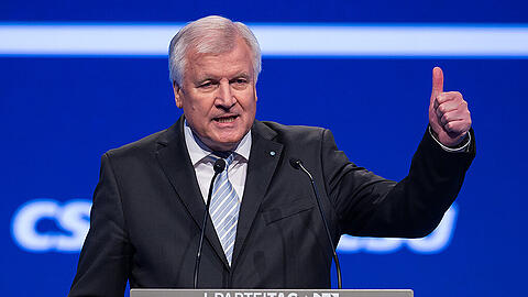 Der bayerische Ministerpräsident Horst Seehofer fordert eine neue Flüchtlings-Obergrenze von insgesamt 200 000 Menschen.