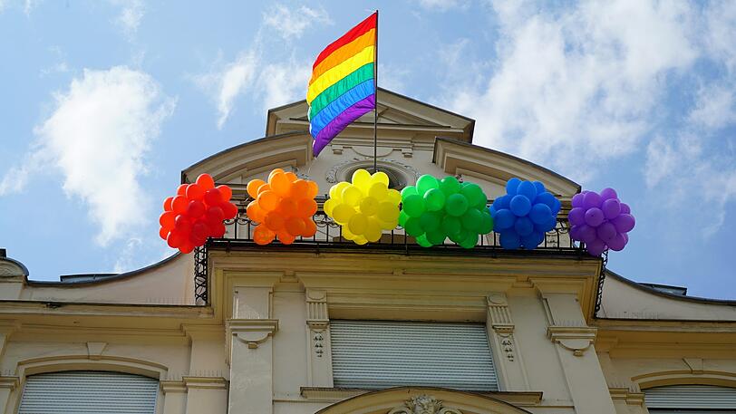 Laut, bunt und vor allem schwul: Das Hans-Sachs-Straßenfest zieht knapp 10.000 Menschen aus München und der queeren Szene an.