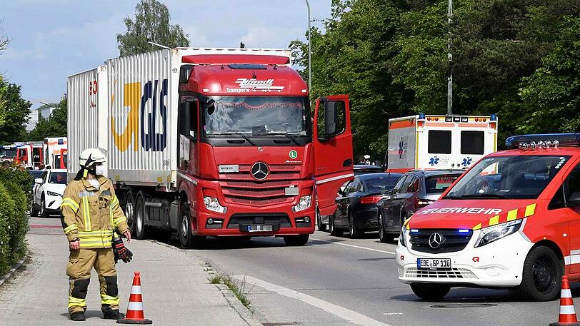 Schwerer Zusammenstoß zwischen Fahrrad und Lkw: Die 81-Jährige Radlerin starb noch an der Unfallstelle.
