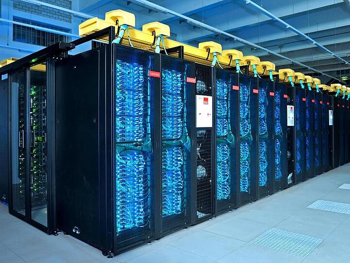 Zusammen mit dem "SuperMUC-NG" am Leibniz Rechenzentrum soll "Hawk" aus Stuttgart künftig unter den Top Ten der weltweit schnellsten Rechenanlagen zählen.
