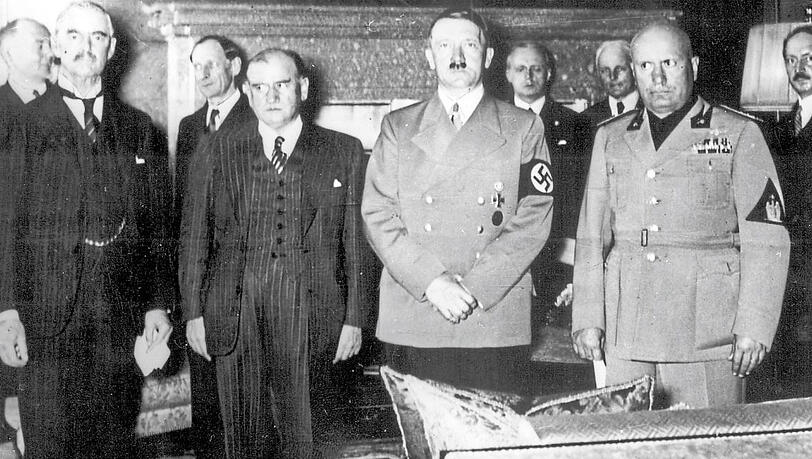 Nachgeben gegenüber der diktatorischen Gewalt bringt keinen Frieden: Adolf Hitler zwischen Arthur Neville Chamberlain (Großbritannien), Édouard Daladier (Frankreich) und Benito Mussolini (Italien) nach der Unterzeichnung des Münchner Abkommens von 1938, mit dem eine von Hitler provozierte Krise beendet wurde. Den von Hitler gewollten Krieg verhinderte es nicht. Nachgeben gegenüber der diktatorischen Gewalt bringt keinen Frieden: Adolf Hitler zwischen Arthur Neville Chamberlain (Großbritannien), Édouard Daladier (Frankreich) und Benito Mussolini (Italien) nach der Unterzeichnung des Münchner Abkommens von 1938, mit dem eine von Hitler provozierte Krise beendet wurde. Den von Hitler gewollten Krieg verhinderte es nicht.